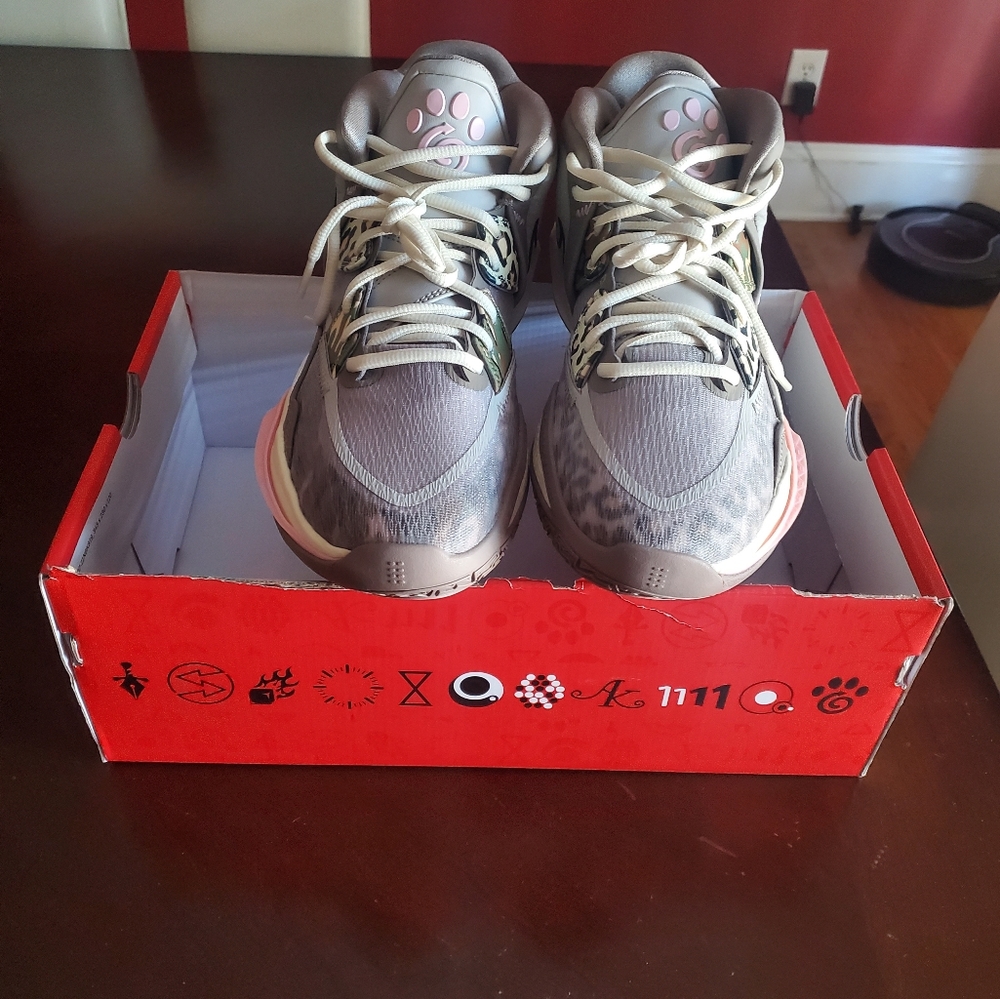 Nike Kyre Irving Infinity Basketball Shoes